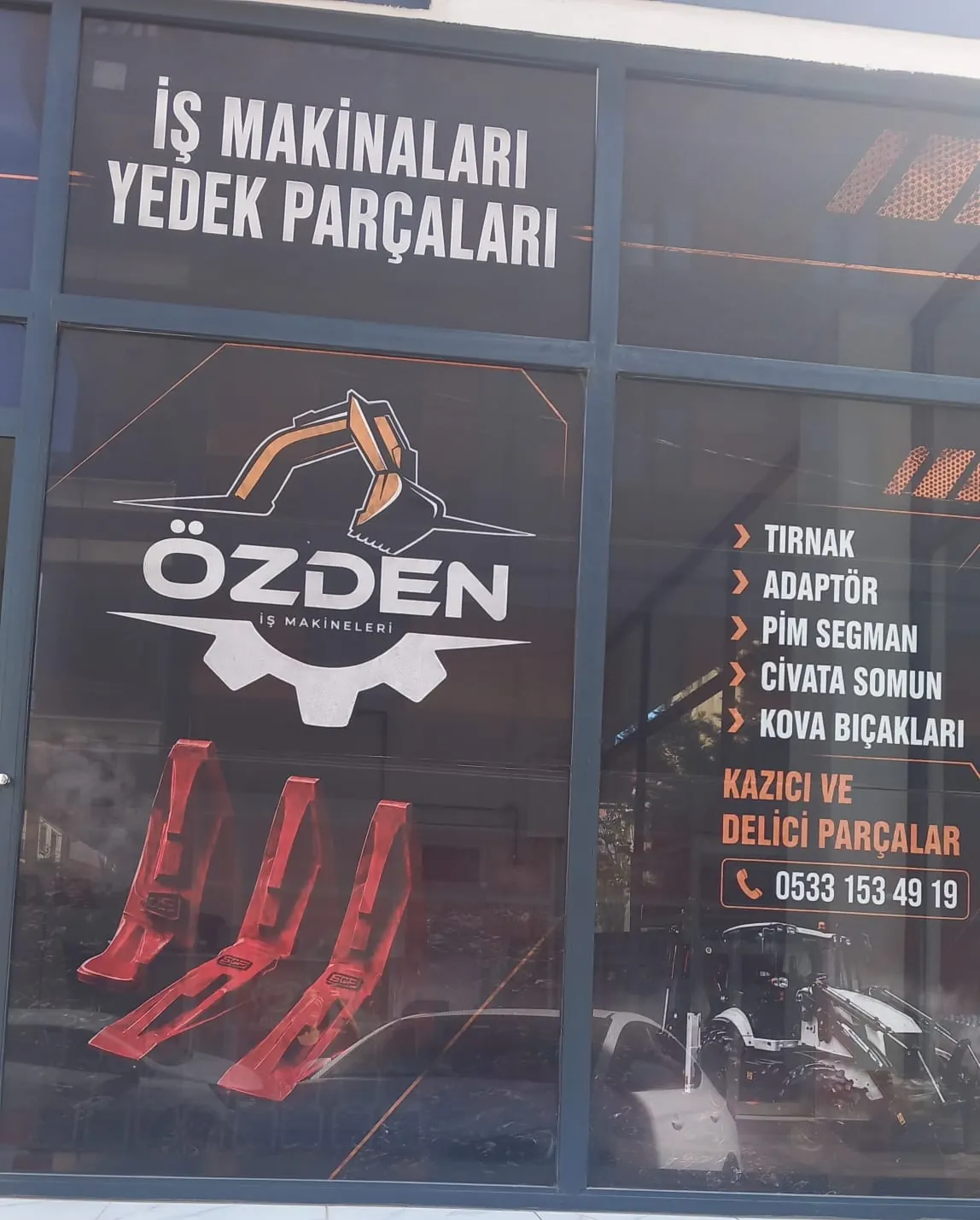 Özden İş Makineleri dükkanının vitrini: tırnak, adaptör, pim segman, cıvata somun, kova bıçakları