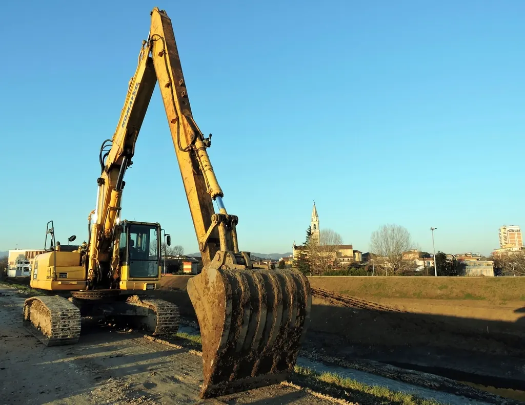 Kovası yere inmiş sarı paletli ekskavatör